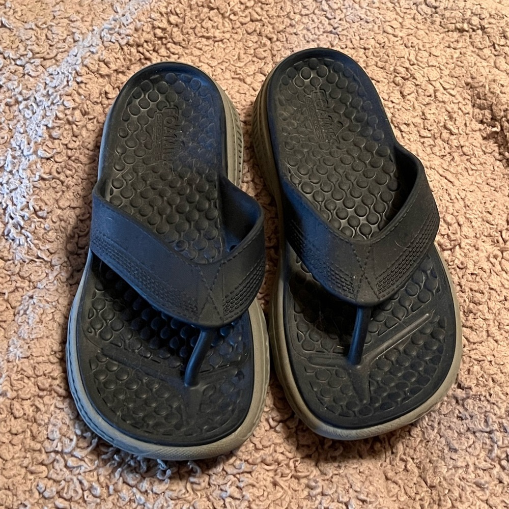 Sketchers flip flops